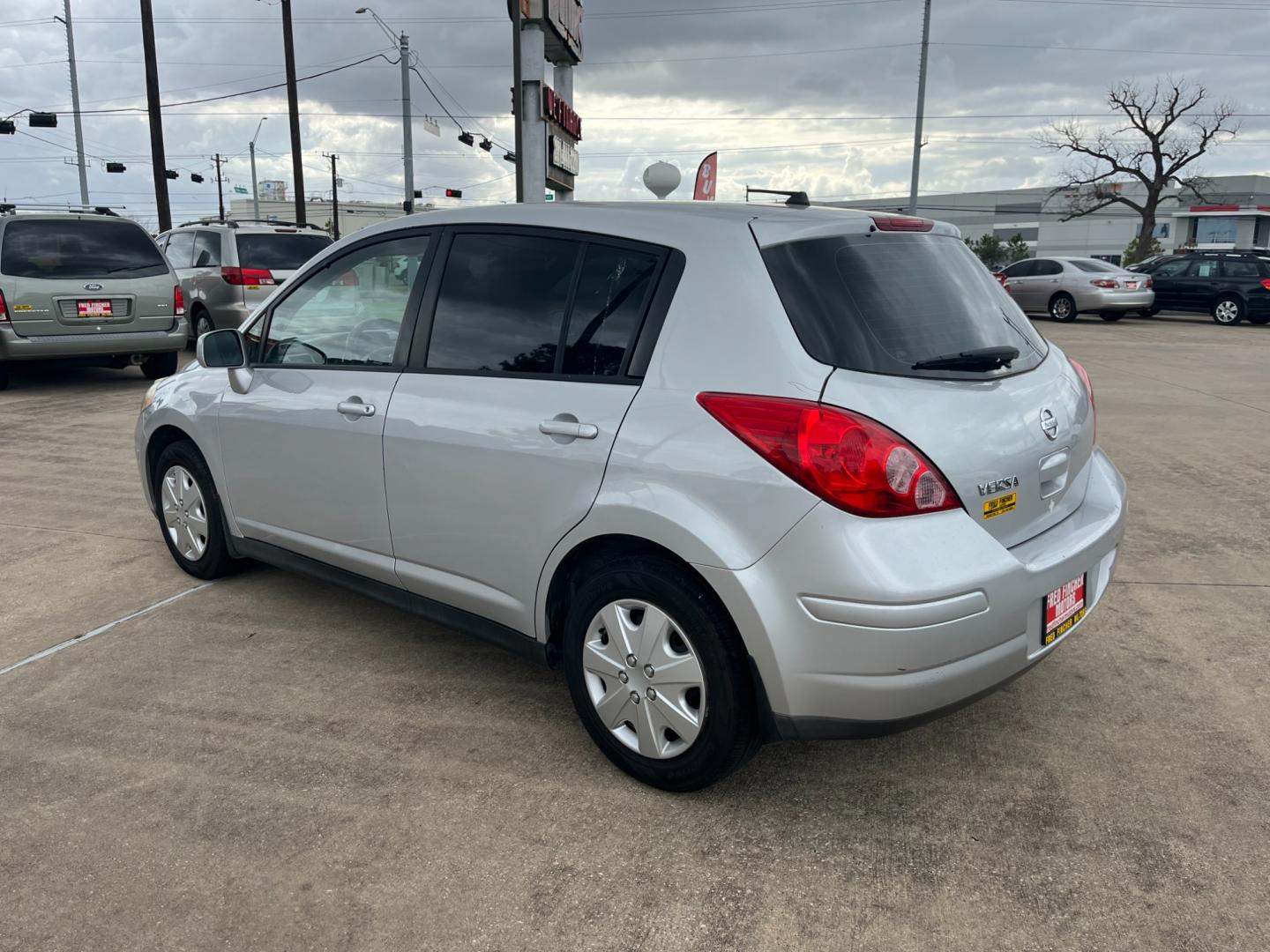 2009 SILVER /black Nissan Versa 1.8 S Hatchback (3N1BC13E09L) with an 1.8L L4 DOHC 16V engine, Manual transmission, located at 14700 Tomball Parkway 249, Houston, TX, 77086, (281) 444-2200, 29.928619, -95.504074 - Photo#4